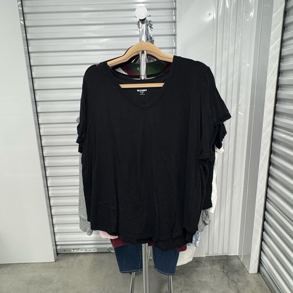 Old Navy | V Neck Tee in Black | size 2X